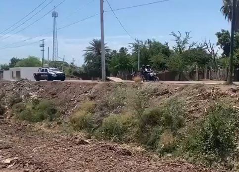 VIDEO: Patrulleros persiguen, derriban y capturan a criminales en motocicleta