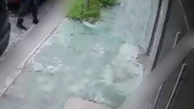 VIDEO: Agente de la fiscalía golpea a un joven vecino y lo amenaza de muerte