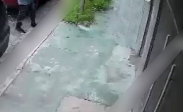 VIDEO: Agente de la fiscalía golpea a un joven vecino y lo amenaza de muerte