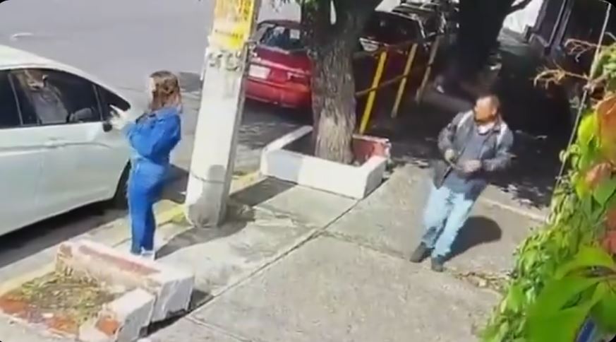 VIDEO: Joven mujer se defiende de asaltante, pero termina en el suelo sin celular