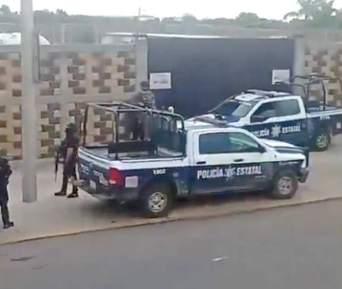 VIDEO: Sujetos armados roban tráiler y vaciaban la mercancía en el corralón municipal