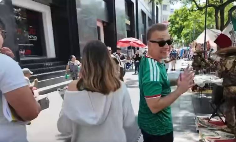 VIDEO: ‘¡Vete a tu país!’; comerciantes del Centro Histórico agreden a youtuber Oscar Alejandro