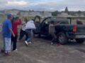 VIDEO: Arman reta canchera con chelas y se arma la campal; dos hombres son arrollados