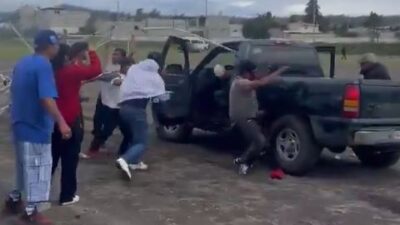 VIDEO: Arman reta canchera con chelas y se arma la campal; dos hombres son arrollados