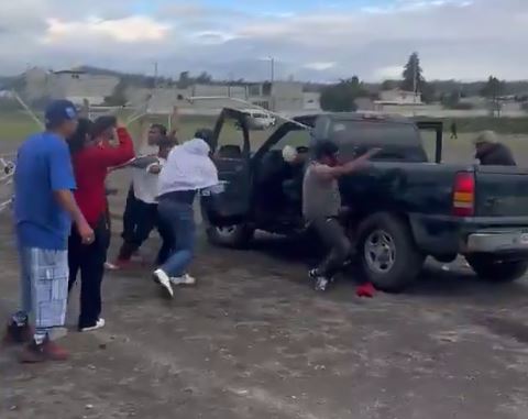 VIDEO: Arman reta canchera con chelas y se arma la campal; dos hombres son arrollados