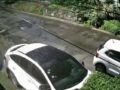 VIDEO: Ratero tarda solo unos segundos en robar los retrovisores de un carro