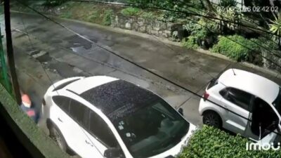 VIDEO: Ratero tarda solo unos segundos en robar los retrovisores de un carro