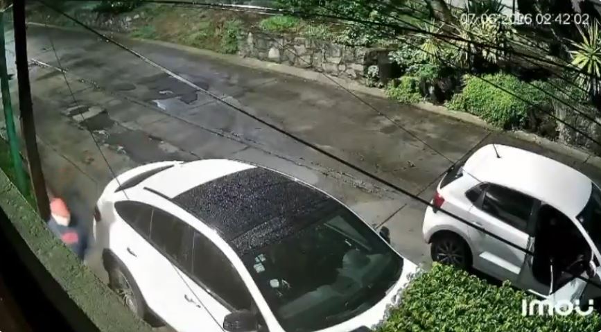 VIDEO: Ratero tarda solo unos segundos en robar los retrovisores de un carro