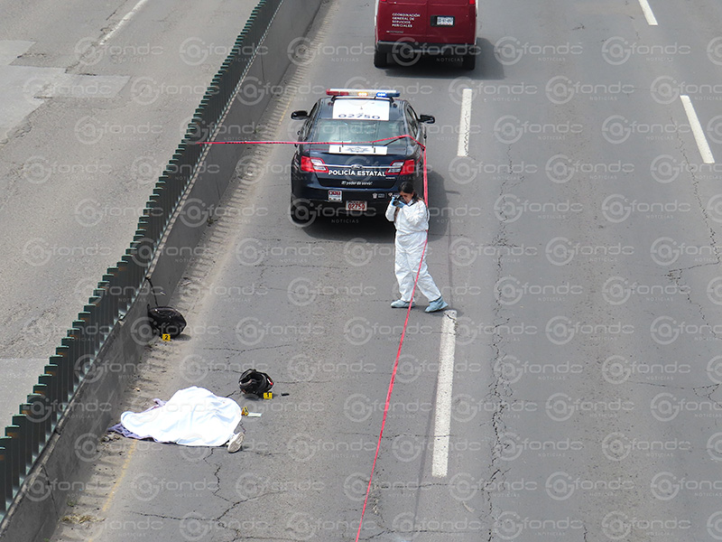 IMPACTANTE. Motociclista ‘sale volando’ más de 10 metros de un puente y muere del impacto