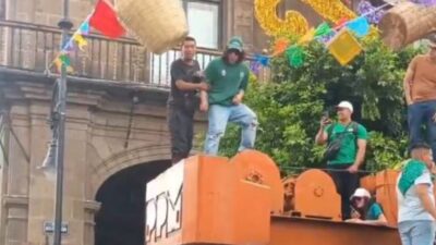VIDEO: ‘¡Ya aviéntate!’; sujeto se rompe la cabeza al saltar desde una grúa