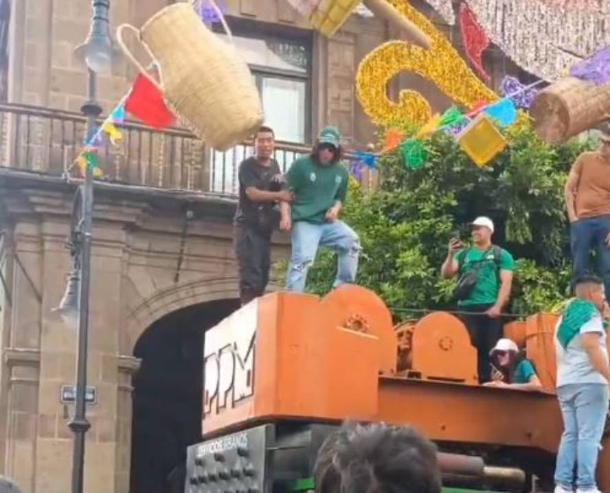 VIDEO: ‘¡Ya aviéntate!’; sujeto se rompe la cabeza al saltar desde una grúa
