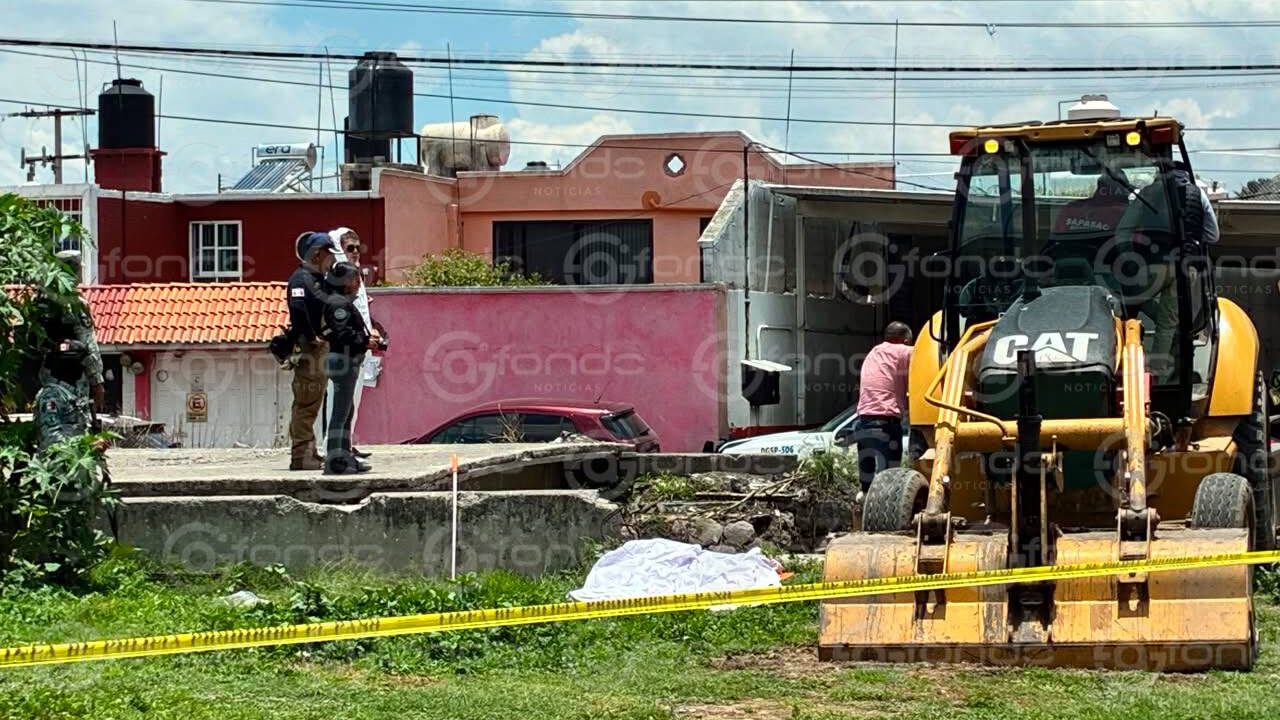 TERROR. Vecinos salen de sus casas y encuentran un cuerpo flotando en un canal