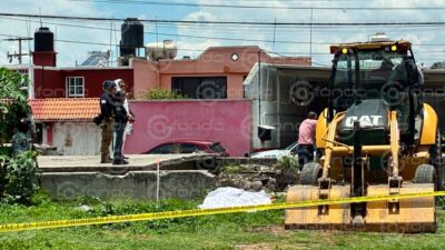 TERROR. Vecinos salen de sus casas y encuentran un cuerpo flotando en un canal