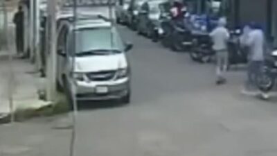 VIDEO: Cliente deja su moto afuera del Domino’s y cuando sale ya no estaba
