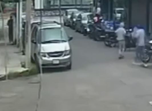 VIDEO: Cliente deja su moto afuera del Domino’s y cuando sale ya no estaba