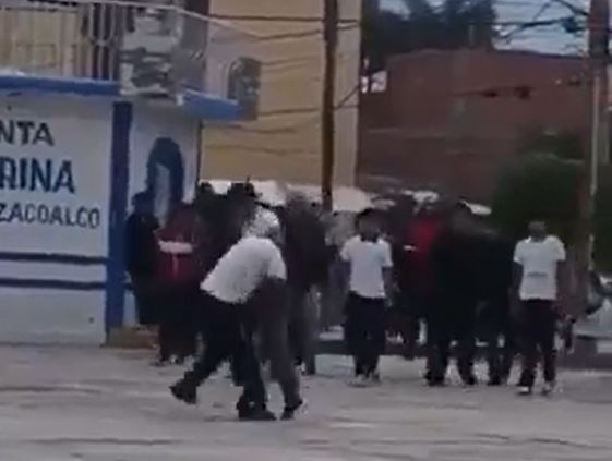 VIDEO: Adolescentes de secundaria arman tremenda campal junto al quiosco