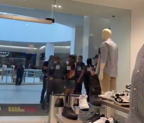 VIDEO: Parejita de farderos casi logran escapar de un Liverpool, pero fueron atrapados