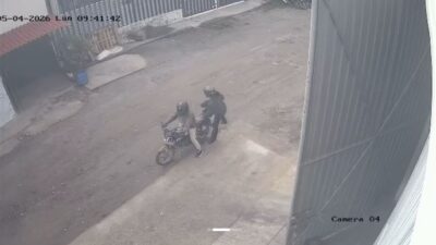 VIDEO: Criminales ‘aprovechan’ y se llevan motos estacionadas en cuestión de segundos