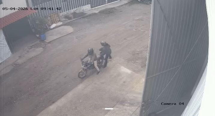 VIDEO: Criminales ‘aprovechan’ y se llevan motos estacionadas en cuestión de segundos