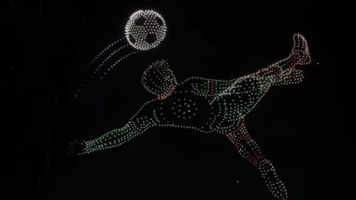 VIDEO: Miles de drones iluminan con figuras el cielo de Edomex; rompen Récord Guiness