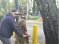 VIDEO: ‘Me subes y te chingo’; sujeto arroja agua a un señor sin hogar y amenaza a jovencita que lo grabó