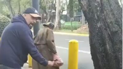 VIDEO: ‘Me subes y te chingo’; sujeto arroja agua a un señor sin hogar y amenaza a jovencita que lo grabó