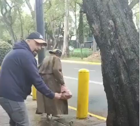 VIDEO: ‘Me subes y te chingo’; sujeto arroja agua a un señor sin hogar y amenaza a jovencita que lo grabó