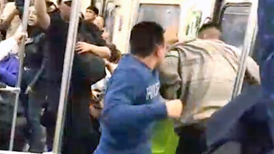 VIDEO. Pasajeros pelean a puño limpio a bordo de un vagón del Metro
