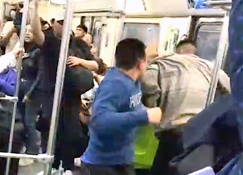 VIDEO. Pasajeros pelean a puño limpio a bordo de un vagón del Metro