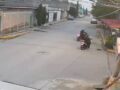 VIDEO. Joven en motoneta es alcanzado y amenazado por asaltantes armados