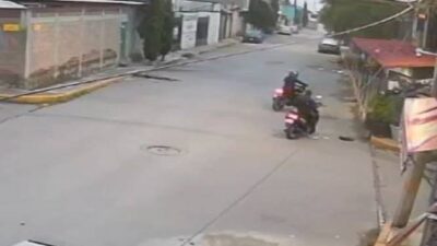 VIDEO. Joven en motoneta es alcanzado y amenazado por asaltantes armados