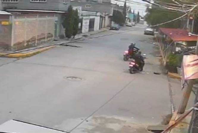 VIDEO. Joven en motoneta es alcanzado y amenazado por asaltantes armados