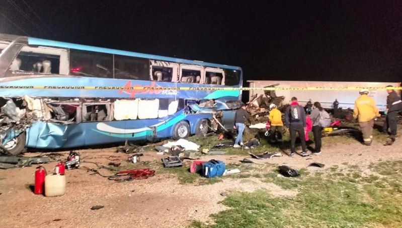 TRAGEDIA. Choque entre autobús y tráiler deja 5 muertos; una niña de 12 años está internada