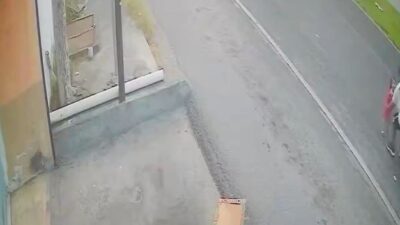 VIDEO: Terrible imprudencia; niña pequeña corre solita en medio de la carretera