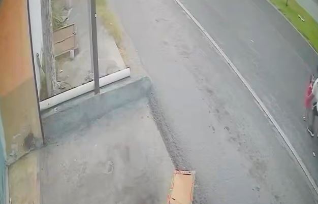VIDEO: Terrible imprudencia; niña pequeña corre solita en medio de la carretera