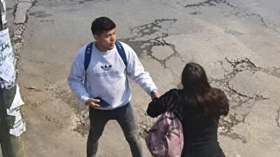 VIDEO: Mujer revisaba su celular cuando un sujeto sin armas llegó a asaltarla