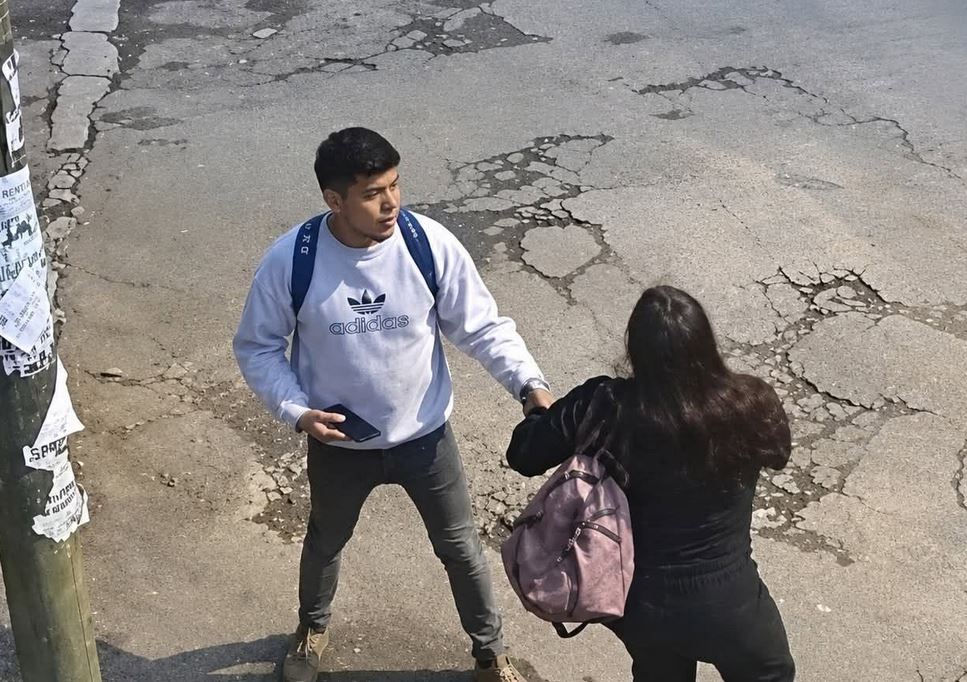 VIDEO: Mujer revisaba su celular cuando un sujeto sin armas llegó a asaltarla