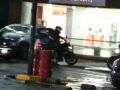 VIDEO. Motorratones asaltan un Banco Azteca y al escapar le disparan a un joven que los grababa