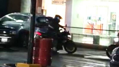 VIDEO. Motorratones asaltan un Banco Azteca y al escapar le disparan a un joven que los grababa