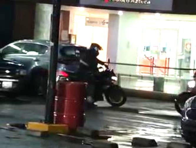 VIDEO. Motorratones asaltan un Banco Azteca y al escapar le disparan a un joven que los grababa