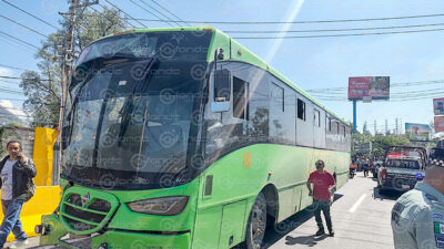 ÚLTIMA HORA. Volcadura de microbús de pasajeros deja 13 lesionados en autopista México – Pachuca
