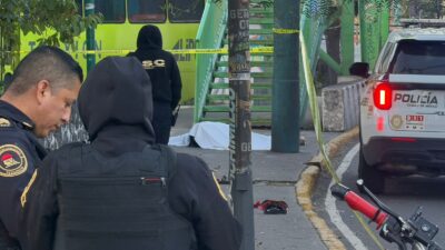 FATAL: Motociclista pierde el control en una curva y muere al caer junto a un puente