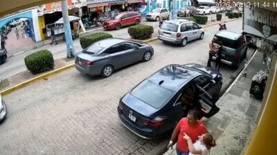 VIDEO. Sin sentido común; biker hace un ‘caballito’ y su esposa con un bebé en brazos caen de la moto