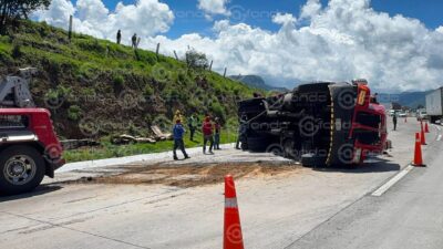 TERRIBLE. Tráiler cargado de pepinos terminó volcado y provocó una carambola que dejó un muerto