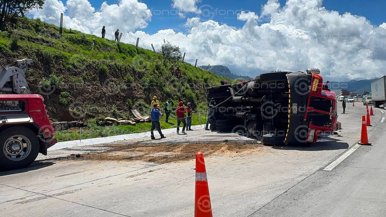 TERRIBLE. Tráiler cargado de pepinos terminó volcado y provocó una carambola que dejó un muerto