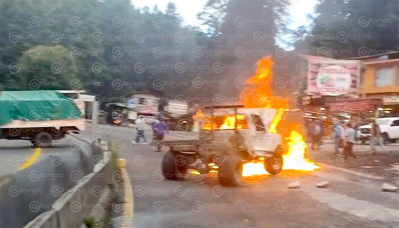 ÚLTIMA HORA. Pobladores queman camionetas de talamontes y bloquean carretera México – Toluca