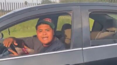 VIDEO: ‘Te me estás atravesando’; conductor con su familia pierde la cabeza y provoca choque