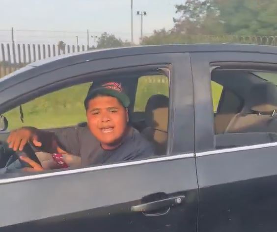 VIDEO: ‘Te me estás atravesando’; conductor con su familia pierde la cabeza y provoca choque
