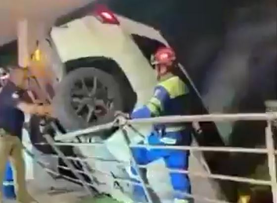 VIDEO: Joven cae con todo y camioneta desde el sexto piso de un edificio