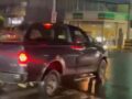 VIDEO: ‘¡Ayuda!’; mujer grita mientras es arrastrada por el conductor de una camioneta